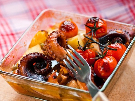 Картофена салата с октопод и чери домати - снимка на рецептата